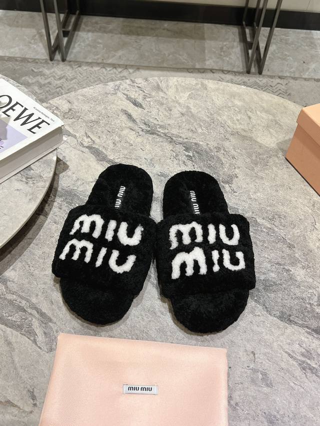 Miumiu缪缪经典秋冬字母毛毛拖鞋 这季节美鞋太多这款毛拖 真的是让我无法自拔真太可爱了～ 毛茸茸的羊毛是选用欧洲进口a级羊毛 我们做到与原版一致满鞋 全部采